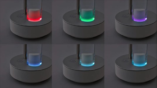 カドー加湿器のLEDライトは湿度に応じて色が変化する。赤・緑・青など多彩なカラー表示。