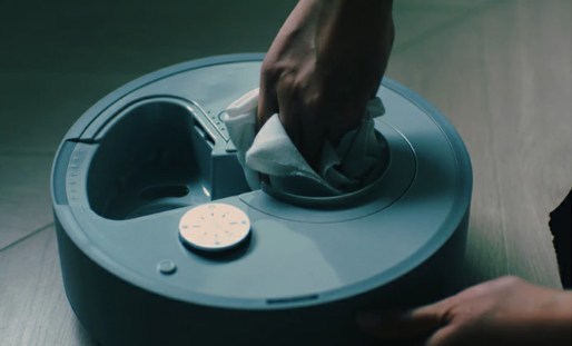 カドー加湿器の内部を布で拭き掃除している様子。シンプルな構造で手入れがしやすい。
