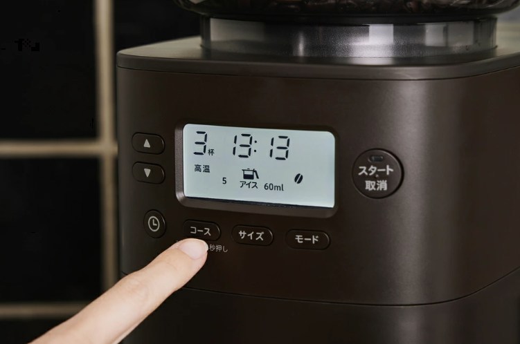 シロカのコーヒーメーカー操作パネルを指で押している様子。シンプルでわかりやすいボタン配置。