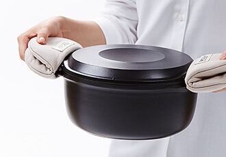 バーミキュラ炊飯器は両手で持つときミトンが必要