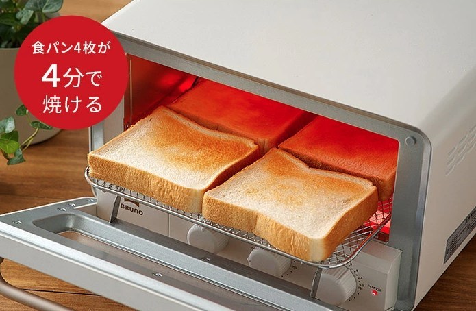 ブルーノトースターで食パン4枚を同時に焼いている写真。約4分で焼き上がると表示されている。