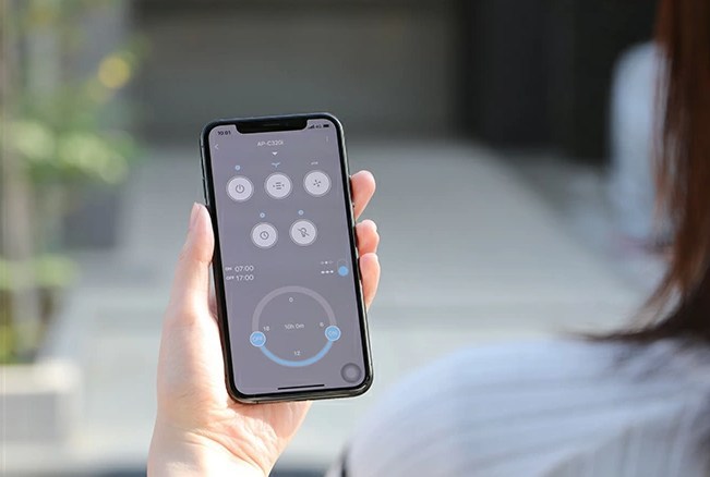 カドー空気清浄機LEAF320iをスマホアプリで操作している様子