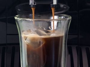 氷の入ったグラスにデロンギで抽出したコーヒーを注いでいる様子