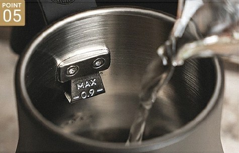 エペイオス電気ケトルの内部に水を注ぐ様子。最大容量0.9Lの表示あり。