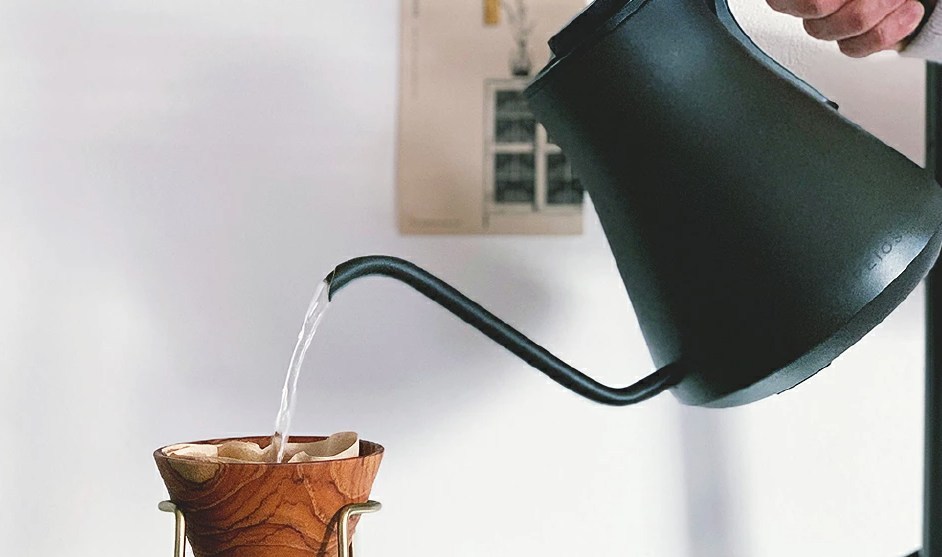 エペイオス電気ケトルの操作部。1200Wのハイパワー設計で素早くお湯を沸かせる。