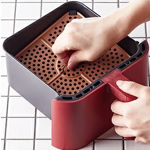 :レコルト エアーオーブンのバスケットから内アミを取り外している様子