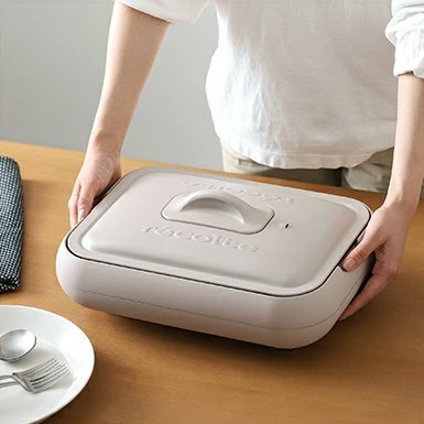 レコルトホットプレートを女性が軽々と持ち上げている様子