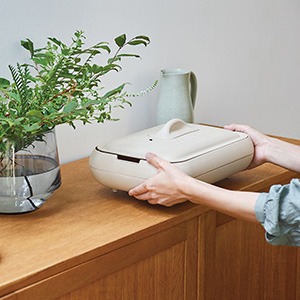 レコルトホットプレートを棚に収納している様子