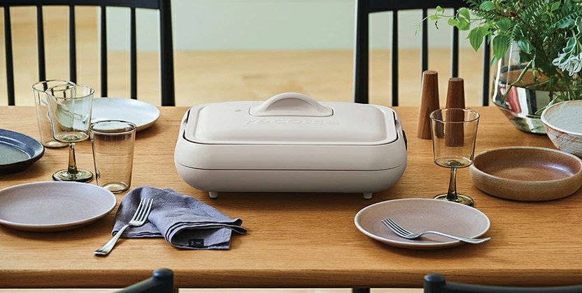食卓に置かれたレコルトホットプレートの様子