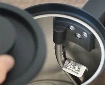 バルミューダ ザ・ポットの内側にあるMAXライン表示。0.6Lまでの容量が確認できる。