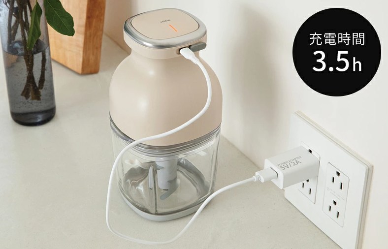 レコルト カプセルカッターボンヌを充電している様子、充電時間は約3.5時間の表示