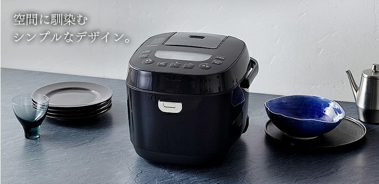 キッチンに馴染むシンプルデザインのRC-ME10が食器と並べて置かれている画像