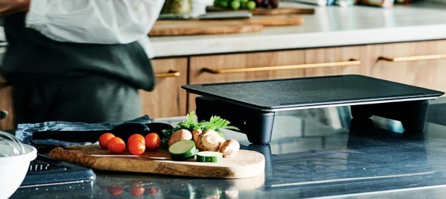 キッチンカウンターに置かれたabien MAGIC GRILL