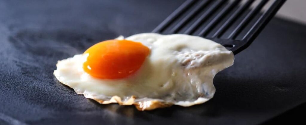 abien MAGIC GRILLで目玉焼きを焼いている様子