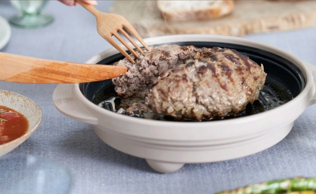 レンジメートプロで焼いたハンバーグをフォークで割る様子。中までしっとり火が通っている。