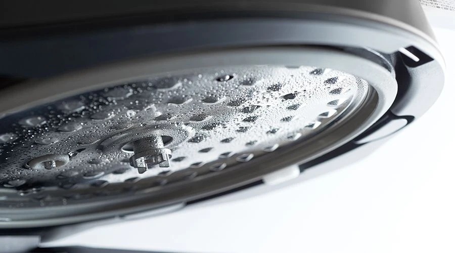ホットクックの内ぶたに付いた水滴の様子。ドリップ加工により食材のうまみを逃さず循環させる構造。