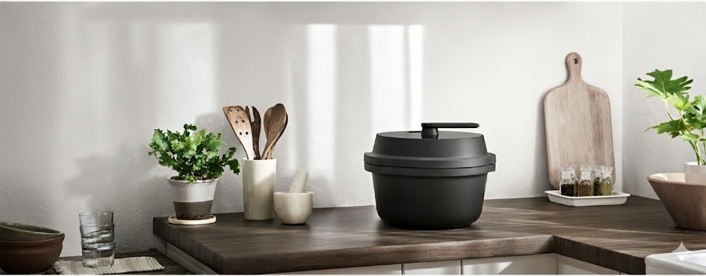 キッチンのカウンターに設置されたパナソニックオートクッカー。落ち着いた黒のデザインがインテリアになじんでいる様子。