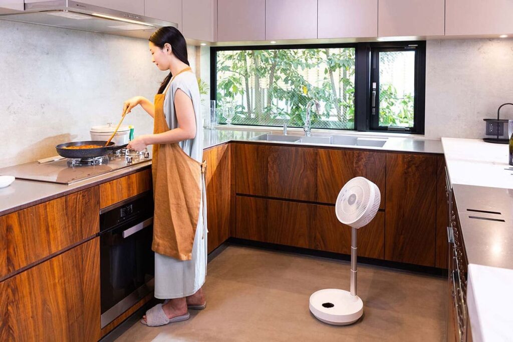 コードレス扇風機Airdog The Fan portableをキッチンで使用している様子 キャプション