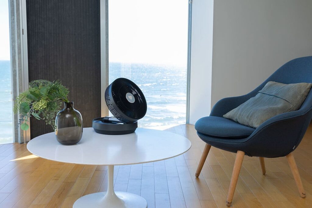 リビングの窓際で使用中のAirdog The Fan portable・室温に合わせて風量を自動調整するスマートモード