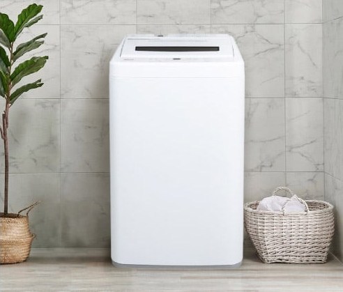 スタイリッシュな洗面所に設置されたマクスゼンの白い洗濯機。フラットなデザインがインテリアに溶け込んでいる様子。