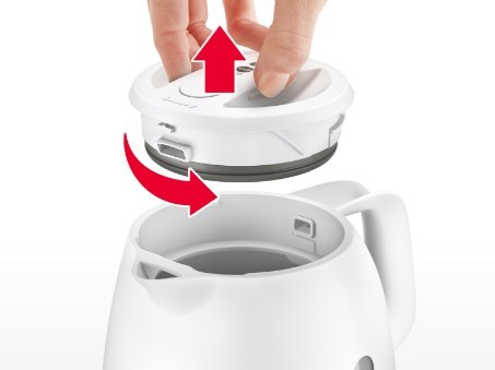 ティファール電気ケトル「パフォーマ ロック」のふたを取り外している様子。開口部が広く手がすっぽり入るため、丸洗いできなくても内側の掃除や給水が簡単に行える