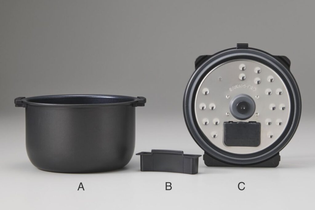 タイガー電気圧力鍋の洗浄パーツ一覧。内なべ・つゆ受け・内ぶたの3点のみでお手入れが簡単な構成