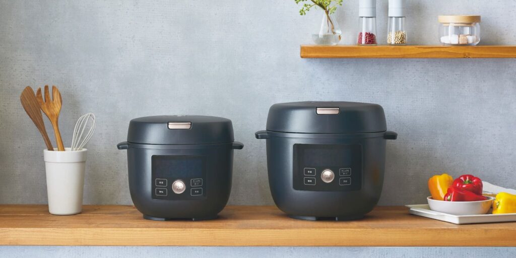 タイガー電気圧力鍋COOKPOTのサイズ比較。コンパクトな2.2Lモデルと大容量4.0Lモデルがキッチンに並んでいる様子