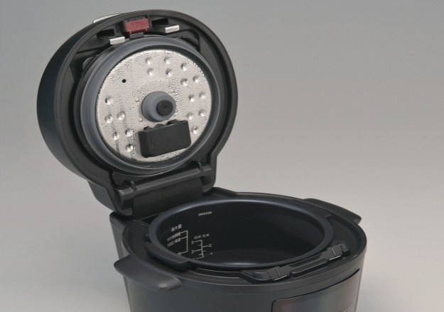 タイガー電気圧力鍋の蓋を開けた様子。炊飯器のように片手で開閉できる一体型の蓋と内釜の構造