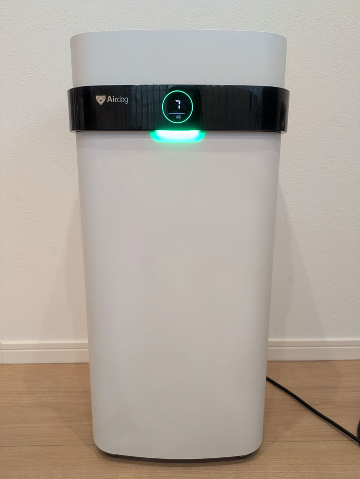 エアドッグ本体の液晶モニターに空気の汚れが数字で表示されている様子