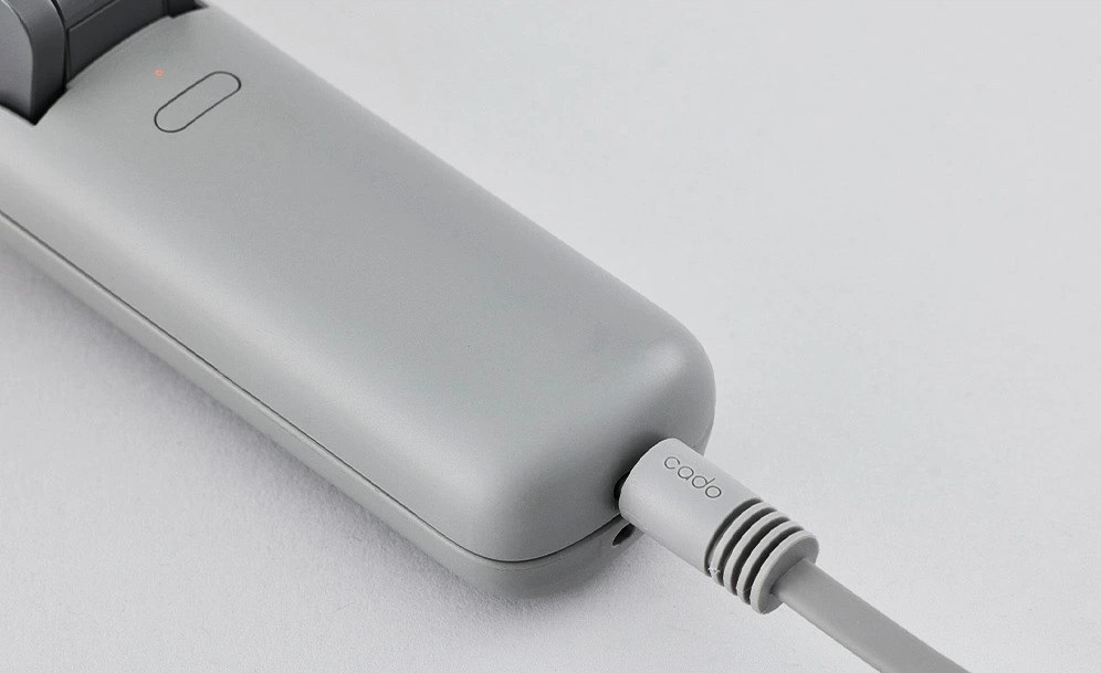 カドーハンディファンのUSB Type-C充電口。約2時間でフル充電が完了する