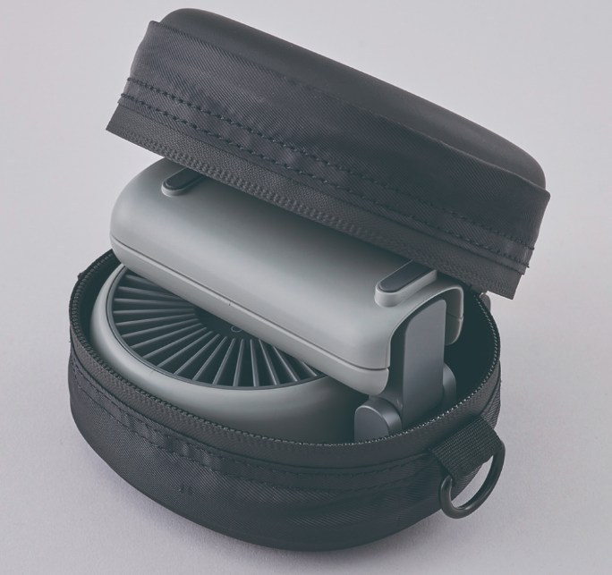 カドーハンディファンを付属のキャリングポーチに収納している様子。硬質素材でしっかり保護できる