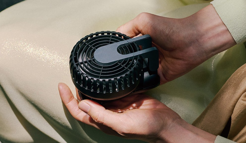 カドーハンディファンを折りたたんだ状態で両手に収まるコンパクトサイズ