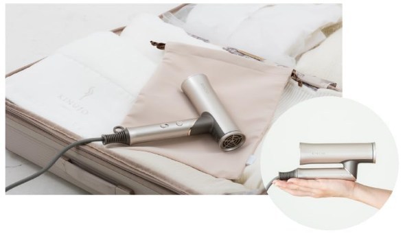 絹女ドライヤーHW001がスーツケースに収まるコンパクトサイズで片手に乗るほど軽量であることを示す公式画像